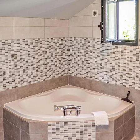 Awesome In With Outdoor Swimming Pool, Wifi And 2 Bedrooms
